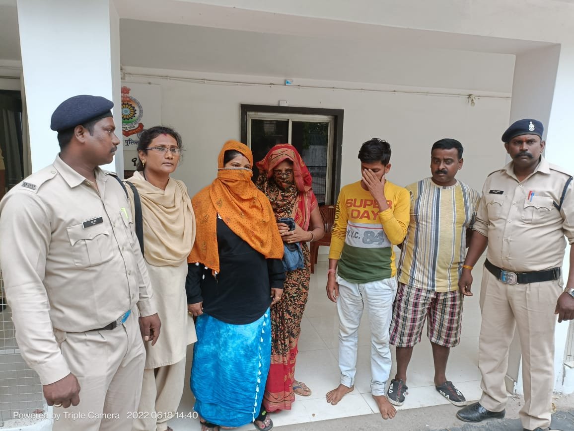 दुर्ग ,रायपुर ,बिलासपुर शहर के आठ ज्वेलर्स को नकली सोने के जेवर देकर असली जेवर ले जाने वाले बंटी बबली गिरोह के चार सदस्य गिरफ्तार उत्तर प्रदेश से आकर छत्तीसगढ़ में ठगा सराफा व्यवसायियों को, केवल 1 सप्ताह में 8 दुकानों को बनाया शिकार