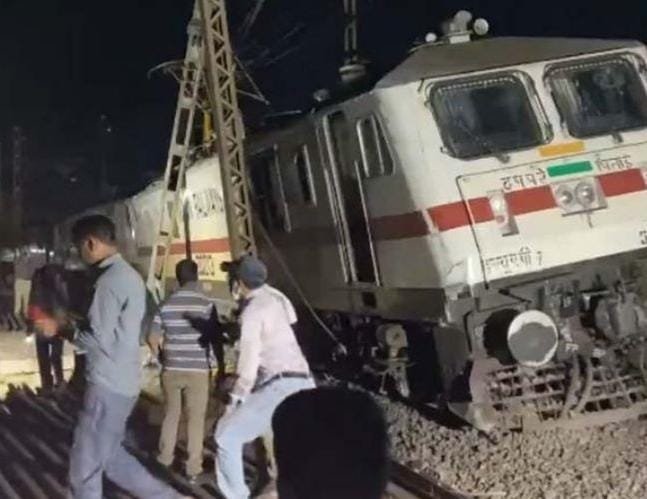 दुर्ग रेलवे स्टेशन पर इलेक्ट्रिक लोको पटरी से उतरा, देर रात अफरा तफरी