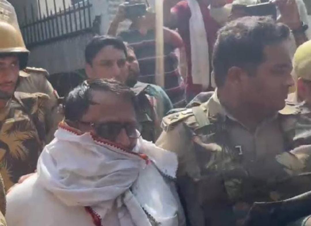 बहू से गुस्साए ससुर ने पुलिस पर किए 45 फायर-पत्नी, बेटे-बहू को बनाया बंधक, बचाने आए दरोगा सहित दो सिपाही भी जख्मी