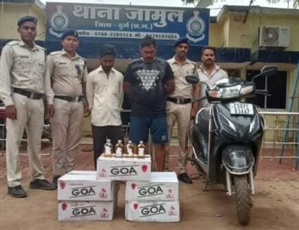 एक्टीवा में निकले थे शराब बेचने, दो युवक गिरफ्तार, वाहन और 5 पेटी जब्त