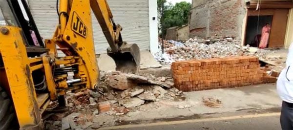 अपराधियों के मन में ख़ौफ़ पैदा करने यूपी का बुलडोजर माॅडल पहुंचा भिलाई, हत्या के फरार आरोपी की तीन दुकानें सील, अतिक्रमण पर चला बुलडोजर