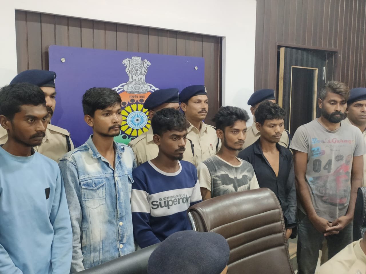 एंटी क्राइम एवं साइबर यूनिट को मिली एक और सफलता, पांच चोरी के मामले में लिप्त 6 आरोपियों को किया गिरफ्तार, चोरी गए सोने चदी के जेवर सहित 8 लाख का सामान जप्त