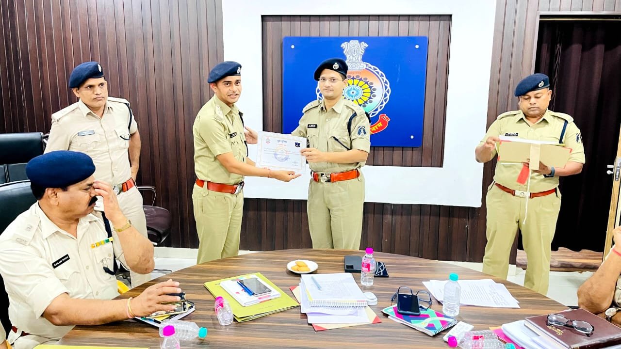 जिले के 28 पुलिस अधिकारी एवं कर्मचारियों को पुलिस अधीक्षक ने किया सम्मानित, हत्याकांड में निभाई थी उल्लेखनीय भूमिका जिले के 28 पुलिस अधिकारी एवं कर्मचारियों को पुलिस अधीक्षक ने किया सम्मानित, हत्याकांड में निभाई थी उल्लेखनीय भूमिका