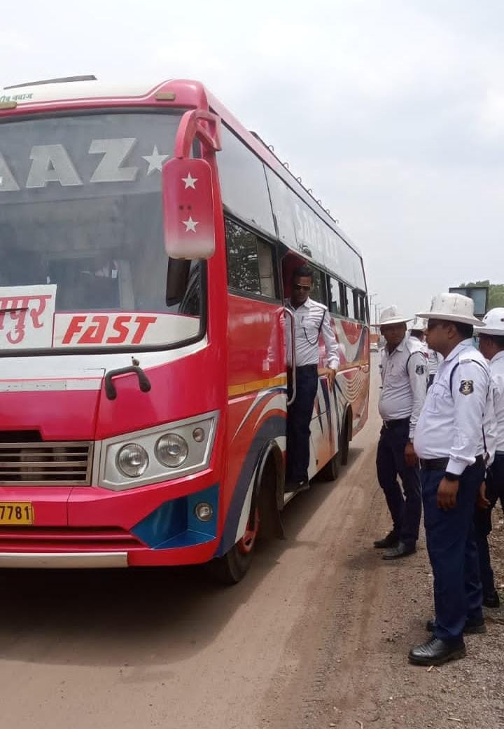 नियम विरुद्ध सड़क पर दौड़ रही सवारी बसों के खिलाफ यातायात पुलिस ने की कार्यवाही, बस संचालकों के मध्य मची खलबली, 7 बसों के कटे चालान साढे 4 हजार रुपए वसूला समन शुल्क