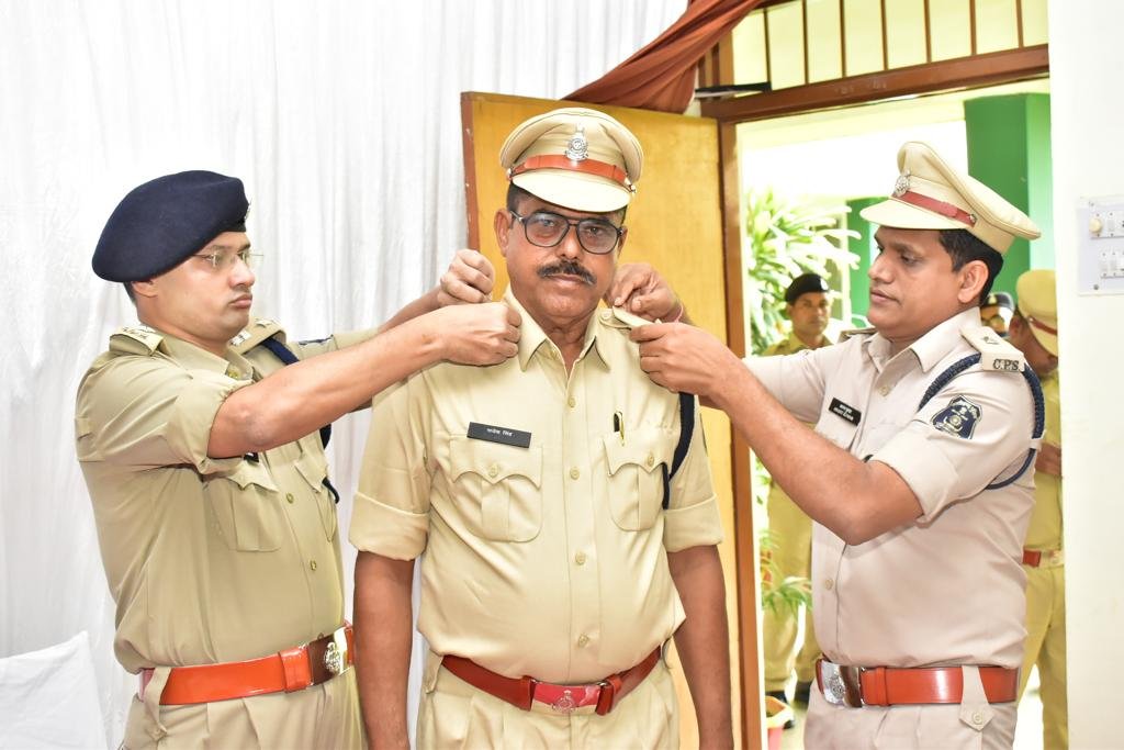 दुर्ग जिले के 16 प्रधान आरक्षक को सहायक उपनिरीक्षक के पद पर मिली पदोन्नति, स्टार सेरेमनी का किया गया आयोजन, पुलिस कप्तान एवं परिवार ने लगाए स्टार