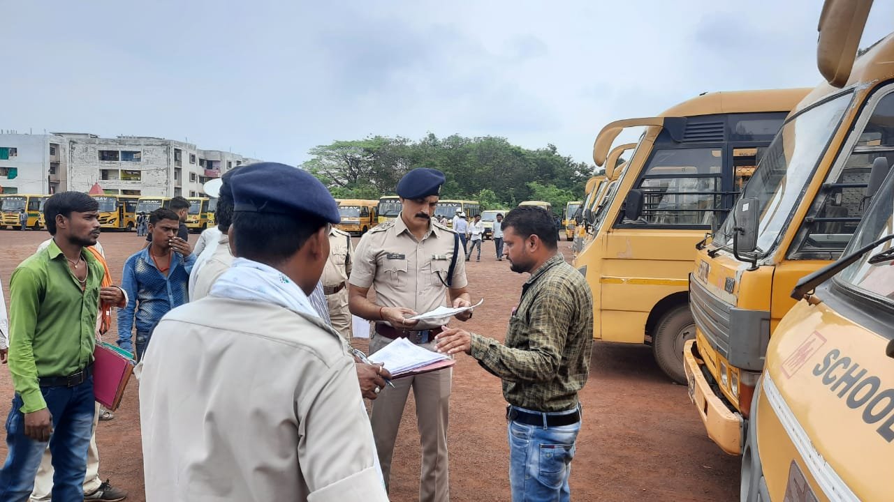 स्कूली छात्र/छात्राओं के सुरक्षित परिवहन के लिए यातायात पुलिस दुर्ग ने शुरू की कवायद, स्कूली बसों को जांचा खामियों को दूर करने दिए स्कूल प्रबंधन को निर्देश स्कूली छात्र/छात्राओं के सुरक्षित परिवहन के लिए यातायात पुलिस दुर्ग ने शुरू की कवायद, स्कूली बसों को जांचा खामियों को दूर करने दिए स्कूल प्रबंधन को निर्देश