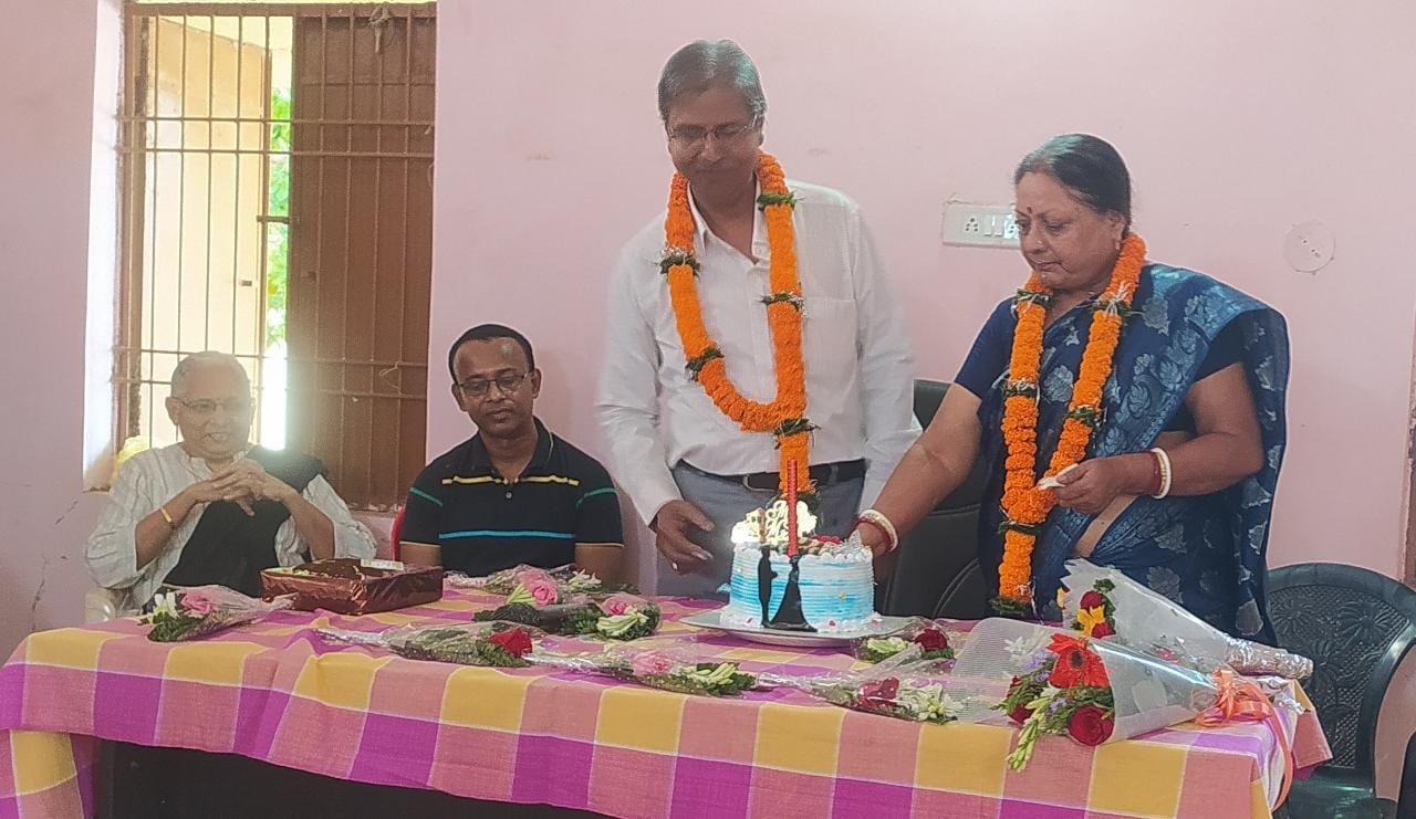 वैवाहिक वर्षगांठ के दिवस सेवानिवृत्त हुए ईएसआईएस सुपेला केंद्र प्रभारी, वर्षगांठ एवं एवं विदाई समारोह का आयोजन किया केंद्र के कर्मचारियों ने