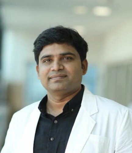 एक साल की तैयारी के बाद दोस्तों ने हार मानकर ज्वाइन कर लिया शिक्षाकर्मी की नौकरी, मैं जूझता रहा, बीएससी की पढ़ाई छोड़कर लिया तीन साल ड्रॉप, आज हैं छत्तीसगढ़ के जाने-माने न्यूरो सर्जन,