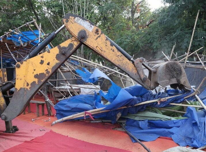 बडी़ कार्रवाई – मिलियन चौक से सुपेला फाटक तक अवैध कब्जे में संचालित कपड़े की 6 दर्जन दुकानें ढहाई गईं