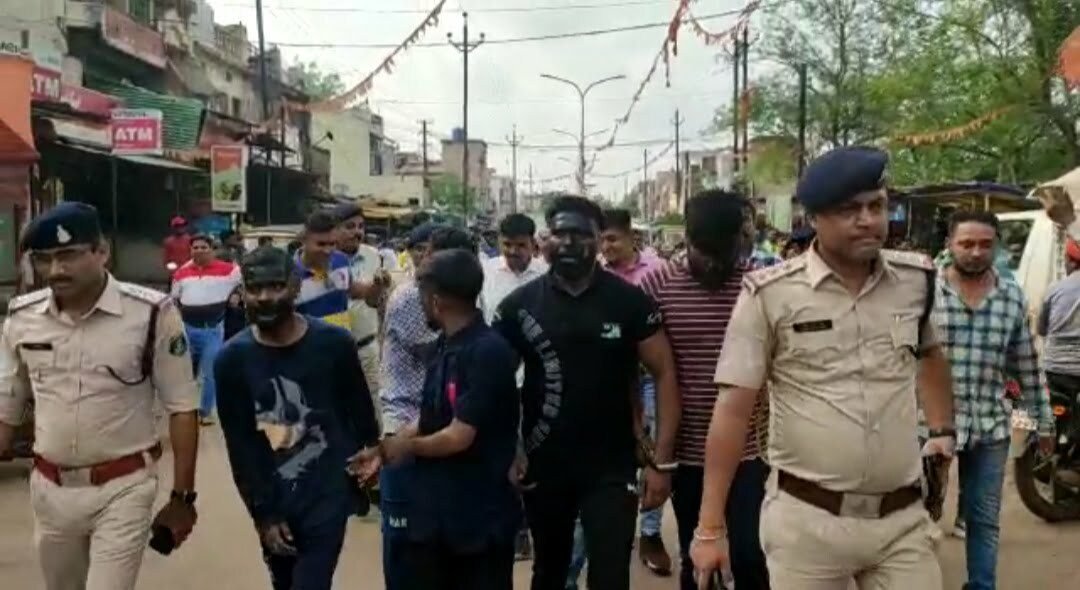 अपराध करना पाप है पुलिस हमारा बाप है इस वाक्य को दोहराते हुए रंजीत हत्याकांड के सभी छह आरोपियों को  पुलिस घुमाया कैंप क्षेत्र में