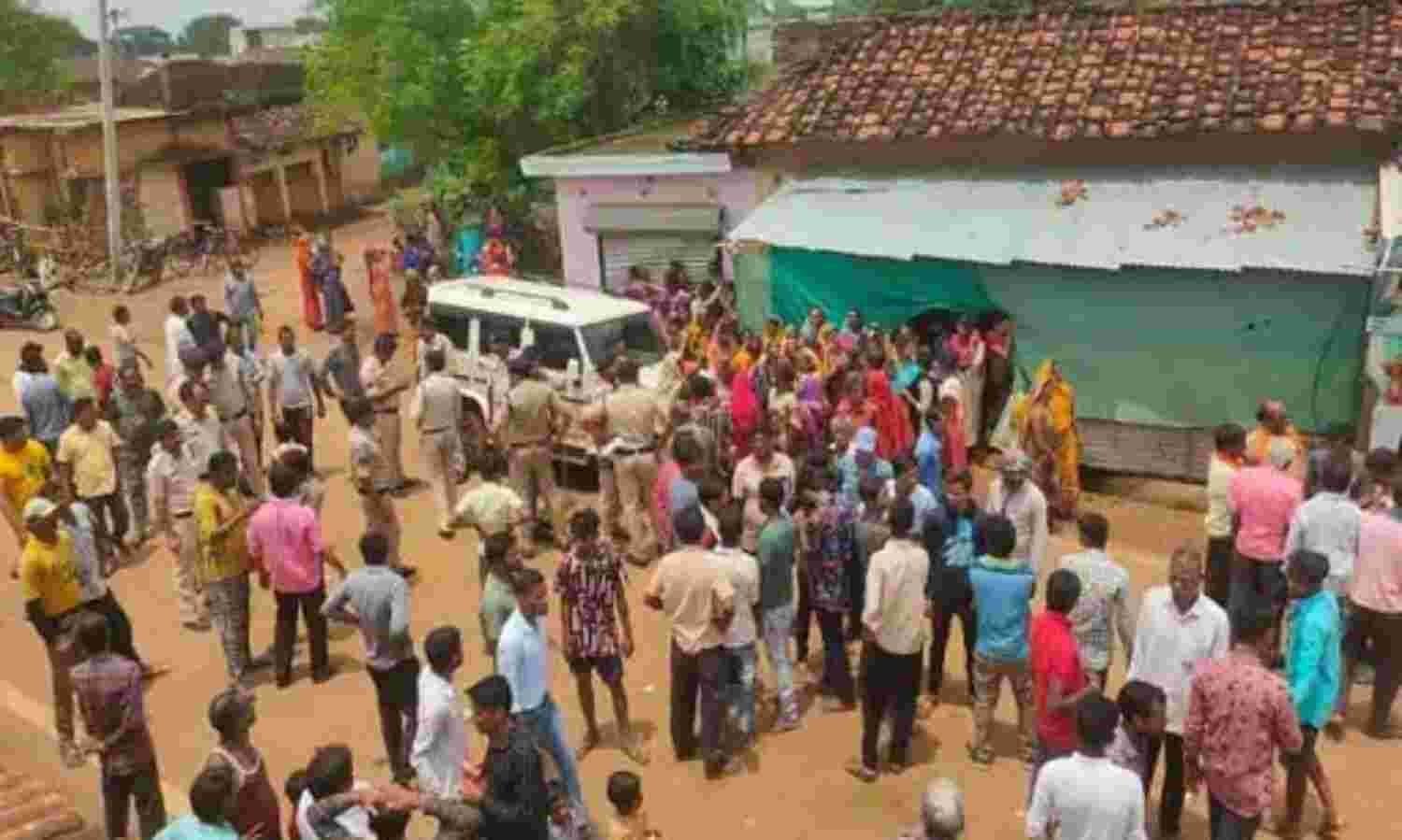 बर्थडे पार्टी के बाद पाटन के ग्राम बठेना में हुआ खूनी संघर्ष, एक युवक के पिता का फटा सिर, गंभीर स्थिति में रायपुर के अस्पताल में चल रहा है इलाज, गांव में भारी संख्या में पुलिस बल तैनात