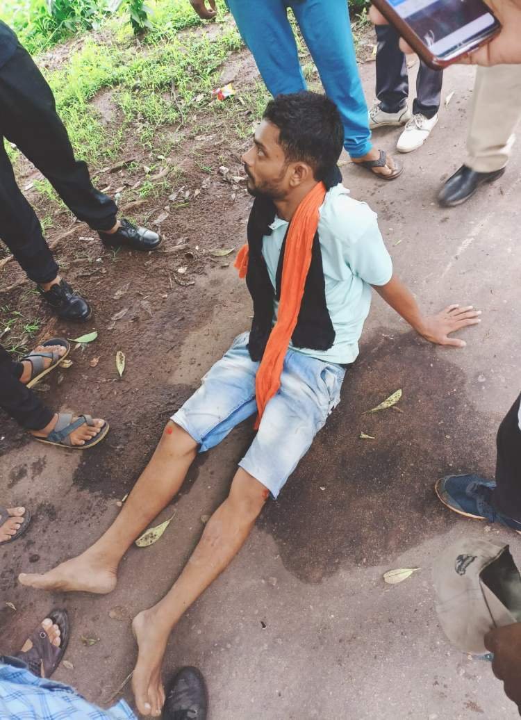 सेंट्रल एवेन्यू रोड पर सेक्टर 4 पेट्रोल पंप के ठीक सामने मोबाइल लूटकर फरार हो रहे आरोपी को लोगों ने धर दबोचा, पीटा, किया पुलिस के सुपुर्द