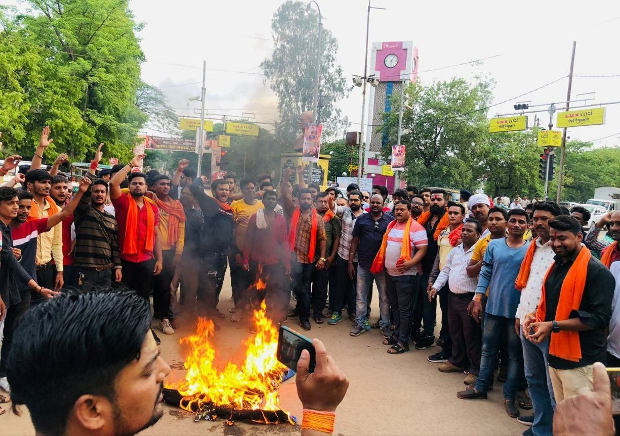 मां काली के अपमानजनक पोस्टर एवं वीडियो को सोशल मीडिया में लीना मणिमेकलाई द्वारा किया रिलीज, विरोध में हिंदू युवा मंच ने किया पुतला दहन मां काली के अपमानजनक पोस्टर एवं वीडियो को सोशल मीडिया में लीना मणिमेकलाई द्वारा किया रिलीज, विरोध में हिंदू युवा मंच ने किया पुतला दहन