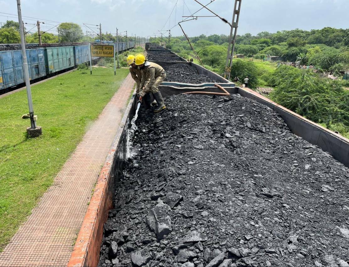 कोयले से लदी खड़ी मालगाड़ी के डिब्बे में लगी आग, अग्निशमन सेवा कर्मियों ने भिलाई नगर रेलवे स्टेशन पहुंचकर बुझाई आग