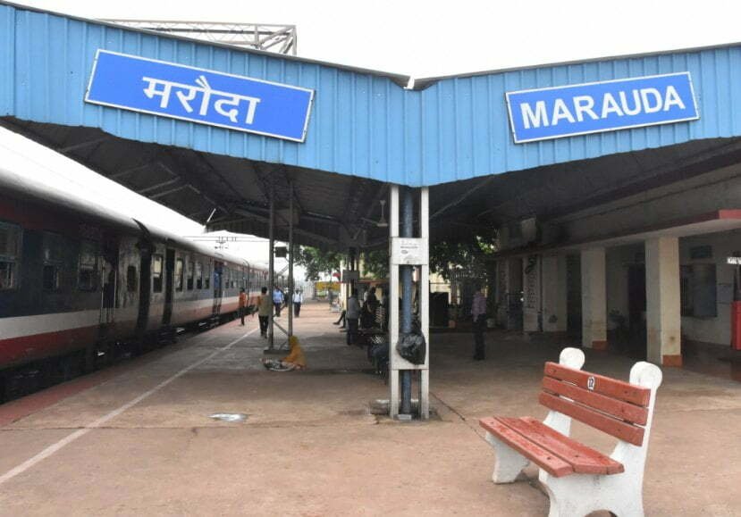 बैक डोर से कमीशन ले नौतनवा एक्सप्रेस का तत्काल टिकट बांट रहा हेड क्लर्क गिरफ्तार, यात्री ग्राहक भी पकडा़या,  विजिलेंस टीम की मरोदा स्टेशन पर कार्रवाई