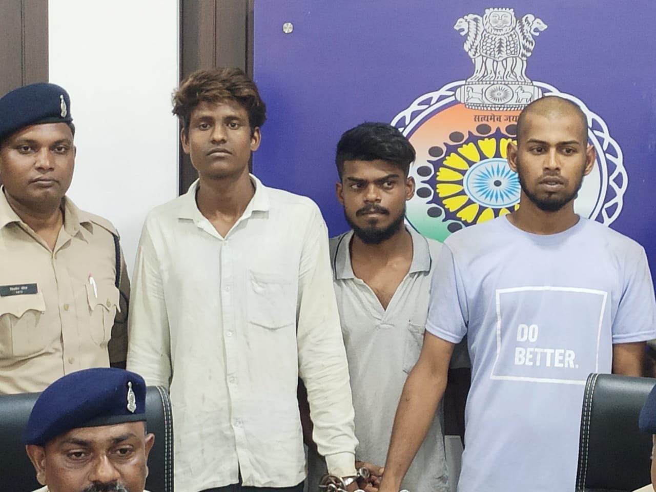 चलते दुपहिया वाहनों के पीछे बैठे सवारों के मोबाइल फोन लूटने वाले तीन आरोपियों को पकड़ा पुलिस ने, 11 नग मोबाइल हैंडसेट सहित साढे 4 लाख का मशरुका जप्त