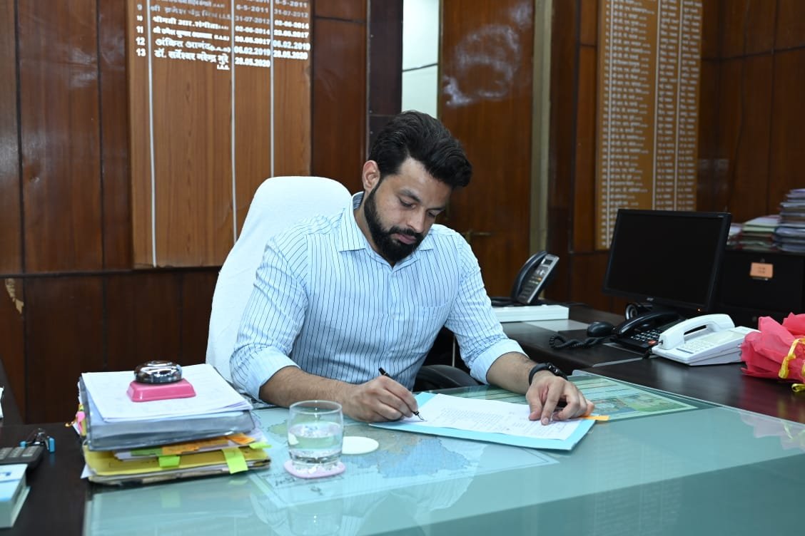 दुर्ग जिले के नये कलेक्टर  पुष्पेंद्र कुमार मीणा ने संभाला पदभार