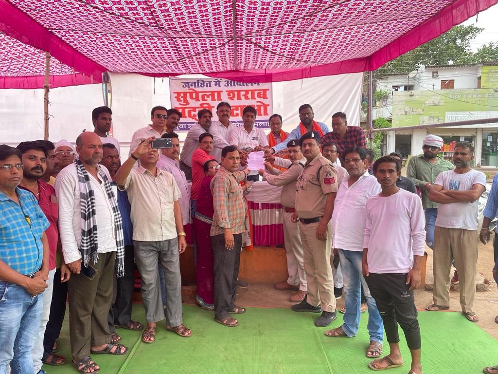 गदा चौक से देशी, अंग्रेजी शराब दुकान हटाने युवा शक्ति संगठन ने दिया धरना  शहर सभी शराब दुकानों को भट्टीपाड़ा बनाकर एक ही स्थान पर किया जाए विस्थापित