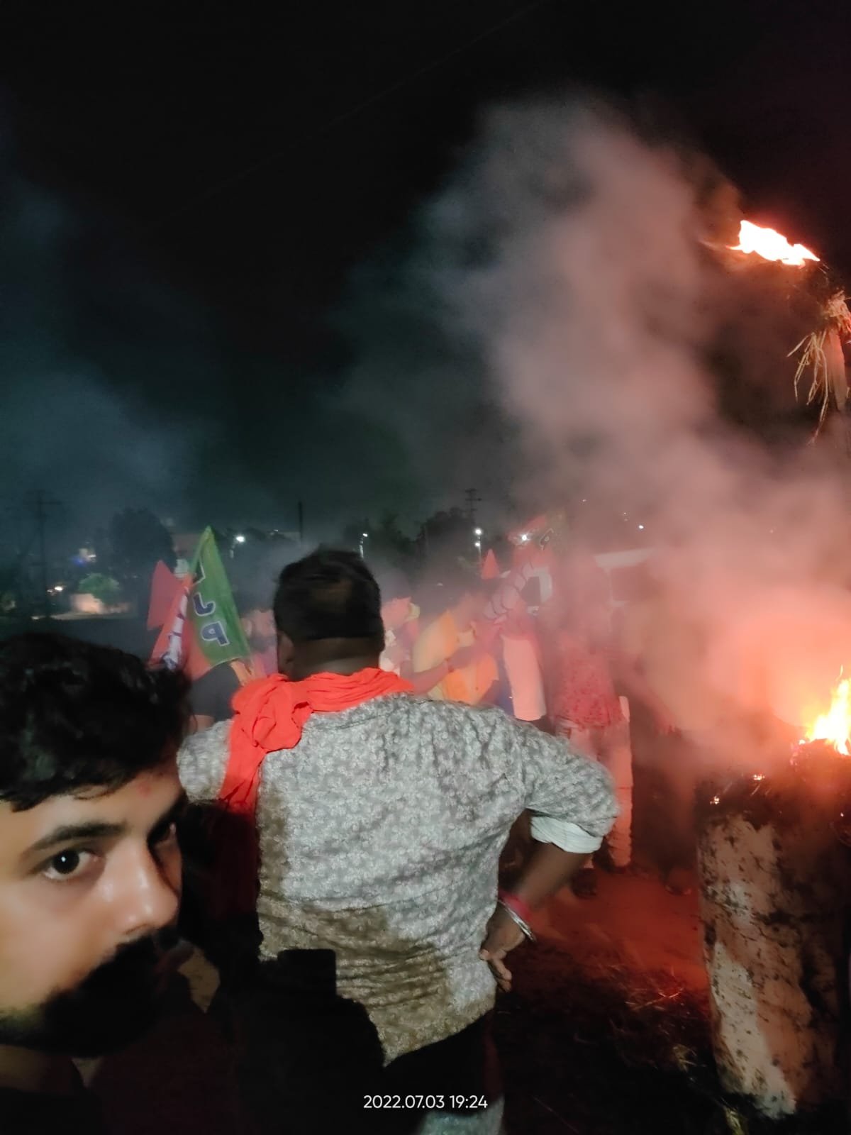 उदयपुर में हुए निर्मम हत्या कांड के खिलाफ एकता चौक कैलाश नगर में आतंकवाद का पुतला फूंका भाजपा कार्यकर्ताओं ने, हत्यारों को फांसी देने की रखी मांग उदयपुर में हुए निर्मम हत्या कांड के खिलाफ एकता चौक कैलाश नगर में आतंकवाद का पुतला फूंका भाजपा कार्यकर्ताओं ने, हत्यारों को फांसी देने की रखी मांग