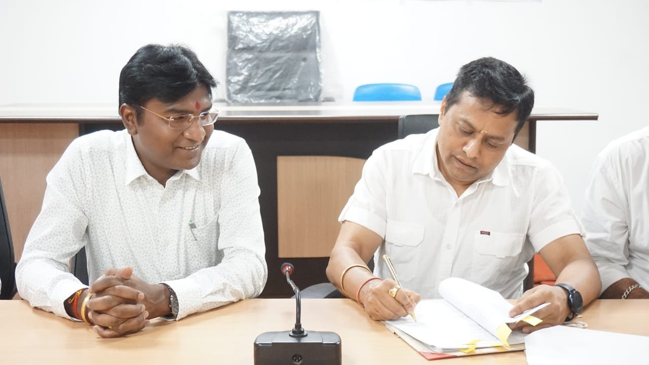 नवनियुक्त आयुक्त लोकेश ने नगर पालिक निगम भिलाई का ग्रहण किया कार्यभार, तत्कालीन आयुक्त प्रकाश सर्वे ने सौंपा प्रभार, टीम वर्क से विकास कार्यों को देंगे गति