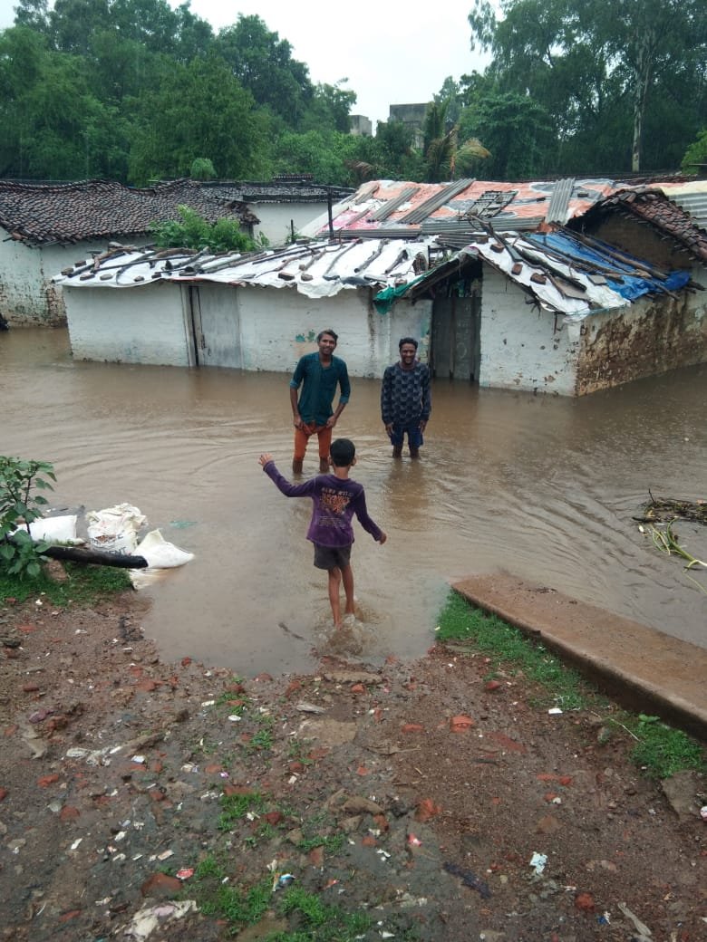 खुर्सीपार में पीलिया के मिले तीन मरीज, लगातार बारिश से सेक्टर-6 में भरा पानी, लोग परेशान
