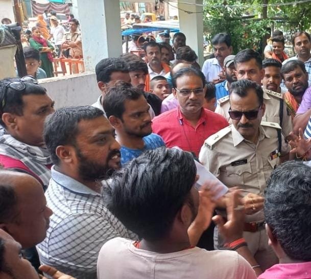 खुर्सीपार मंदिर में भगवान गणेश की प्रतिमा खंडित, हंगामा बाद एफआईआर दर्ज