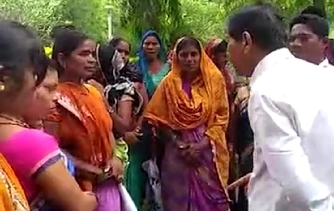 "वोट दिया है, मैं नौकर हूं, इसका मतलब ये नहीं कि कुछ भी बोल दोगे" – सड़क मांगने पहुंची महिलाओं पर भड़के छत्तीसगढ़ के विधायक
