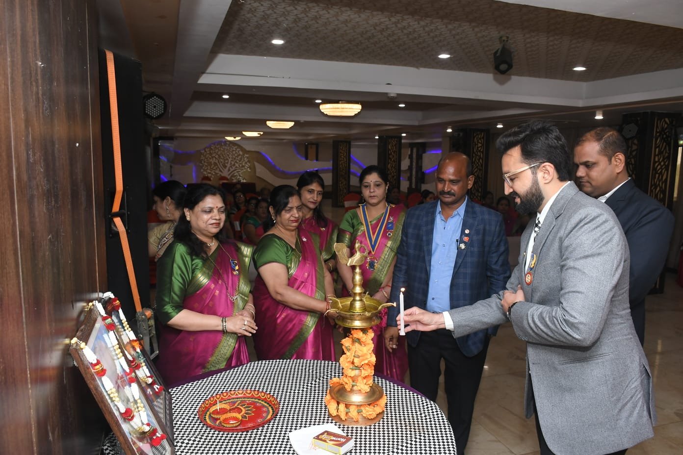 लायंस क्लब भिलाई ग्रेट का शपथ ग्रहण समारोह हुआ संपन्न नई टीम ने सेवा कार्य को सर्वोपरि मानते हुए ली शपथ लायंस क्लब भिलाई ग्रेट का शपथ ग्रहण समारोह हुआ संपन्न नई टीम ने सेवा कार्य को सर्वोपरि मानते हुए ली शपथ