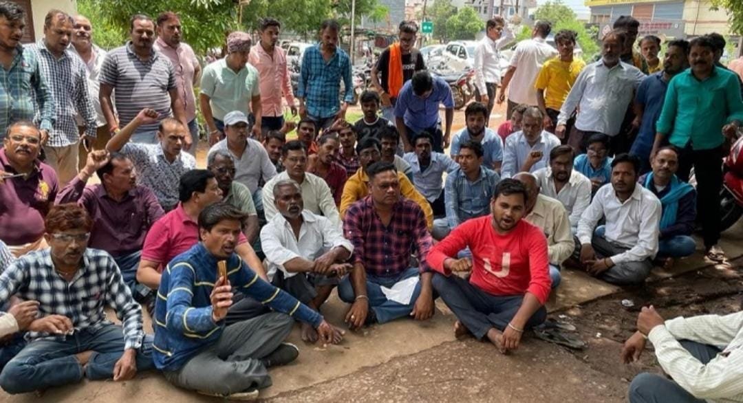 भारत बंद के दिन आरक्षक ने मांगा तंबाकू गुटखा, दुकानदार द्वारा बंद का हवाला देकर विक्रय से किया इनकार, आरक्षक ने जमकर पीटा, भिलाई के व्यापारियों द्वारा थाना घेराव के बाद दर्ज हुई काउंटर एफआईआर