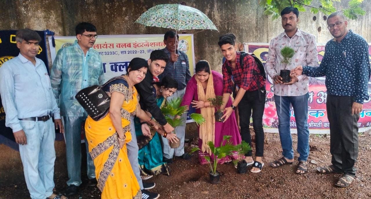 क्रिएटिव आर्ट्स एकेडमी ने शास प्राथमिक शाला नयापारा दुर्ग में किया पौधारोपण ,