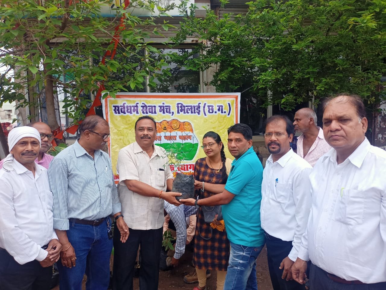 सर्व धर्म सेवा मंच भिलाई द्वारा आठवें स्थापना दिवस पर हॉस्पिटल सेक्टर में किया पौधारोपण सर्व धर्म सेवा मंच भिलाई द्वारा आठवें स्थापना दिवस पर हॉस्पिटल सेक्टर में किया पौधारोपण