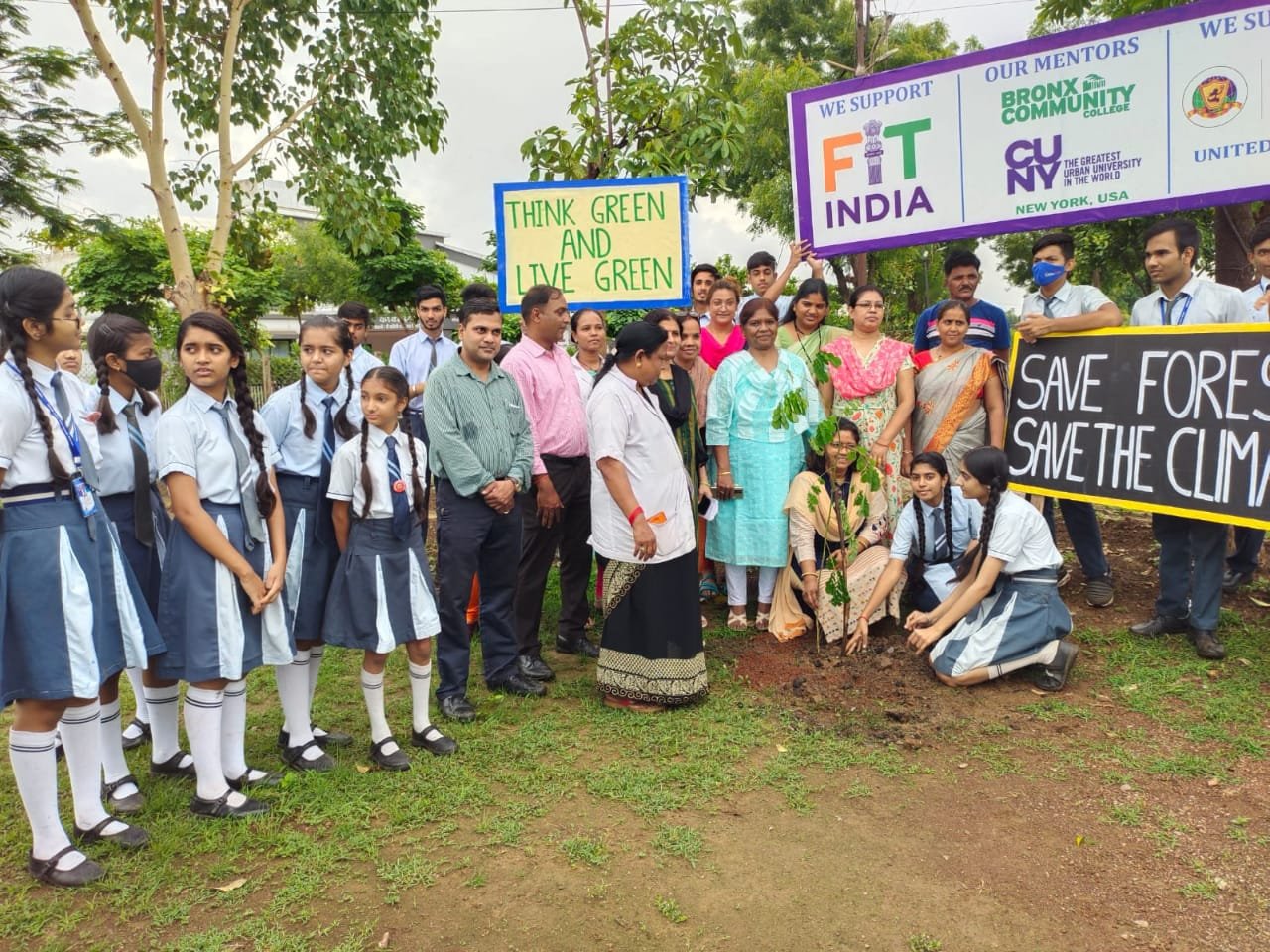 हेरीटेज इंटरनेशनल पब्लिक स्कूल के छात्र-छात्राओं द्वारा वनमहोत्सव एवं बटालियन परिसर में किया पौधारोपण