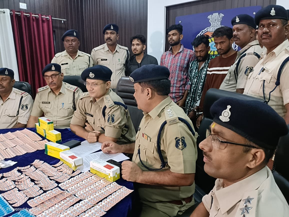 नशे के खिलाफ दुर्ग पुलिस की बड़ी कार्यवाही ,170 पुड़िया ब्राउन शुगर, 2900 नग नशीली अल्फाजोलाम 288 नग स्पासमों केप्सूल जप्त, चार आरोपी गिरफ्तार नशे के खिलाफ दुर्ग पुलिस की बड़ी कार्यवाही ,170 पुड़िया ब्राउन शुगर, 2900 नग नशीली अल्फाजोलाम 288 नग स्पासमों केप्सूल जप्त, चार आरोपी गिरफ्तार