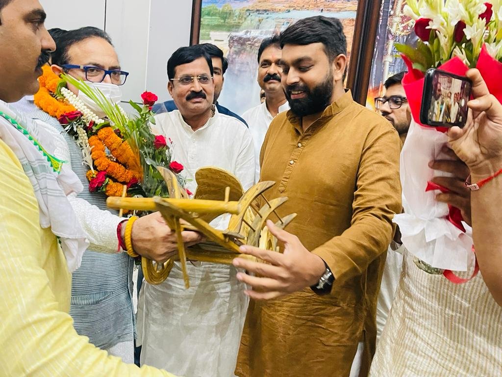 अखिल भारतीय कांग्रेस कमेटी ओबीसी के राष्ट्रीय अध्यक्ष का रायपुर प्रवास के दौरान प्रदेश ओबीसी प्रकोष्ठ ने रायपुर एयरपोर्ट पर किया स्वागत