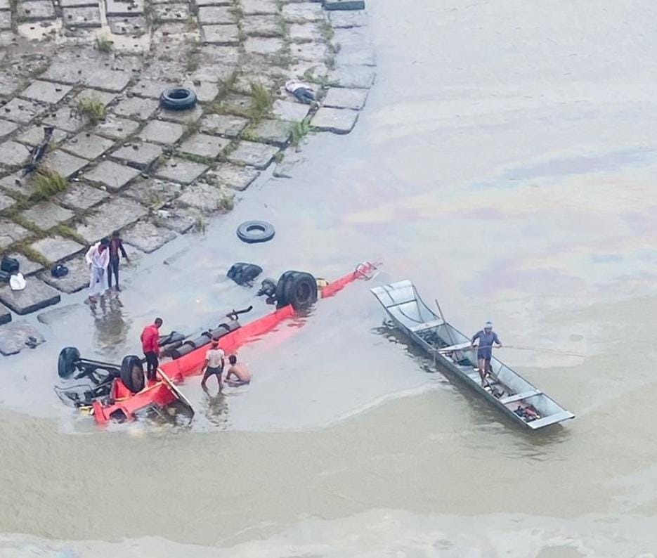 बड़ी खबर-पुणे जा रही बस नदी में गिरी, 13 शव निकाले गए, 15 सवारों की खोजबीन और बचाव जारी