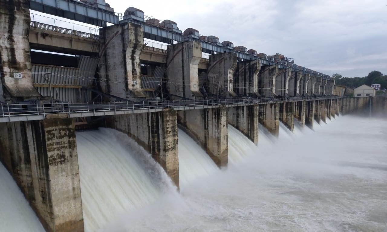 रविशंकर सागर जलाशय गंगरेल बांध भरा 93 प्रतिशत, बांध से छोड़ा गया 10 हजार क्यूसेक पानी, खोले गए 14 गेट