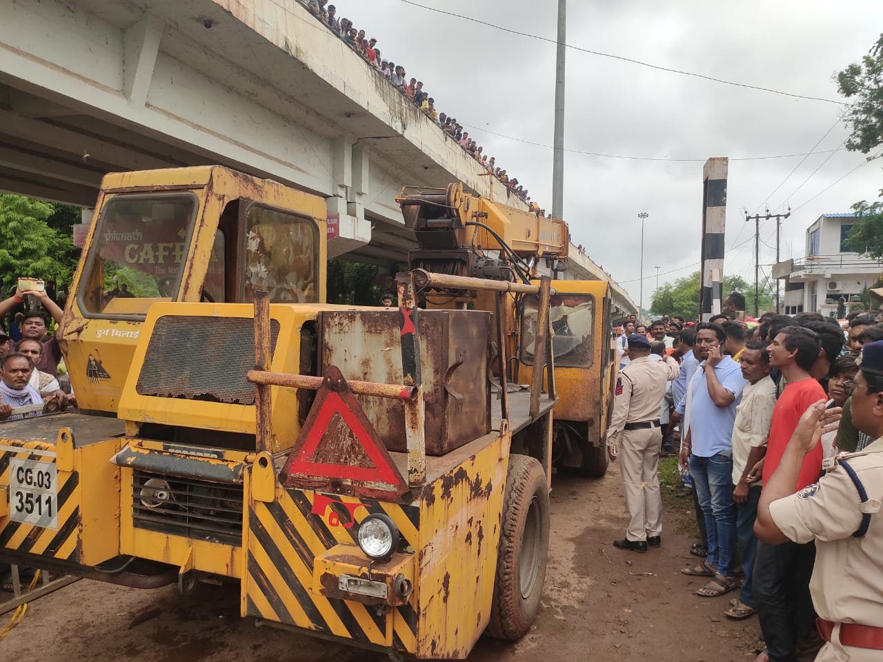 शिवनाथ में बही कार तीसरे दिन मिली, यातायात पुलिस की क्रेन पहुंची स्थल पर,  रस्से से बाहर निकालने रेस्क्यू टीम जुटी