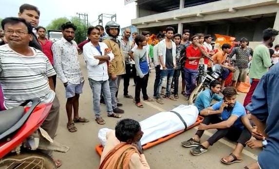 कम्पनी में काम के दौरान बड़ा हादसा, मशीन में दबने से श्रमिक की मौत, शव रख ग्रामीणों ने किया प्रदर्शन