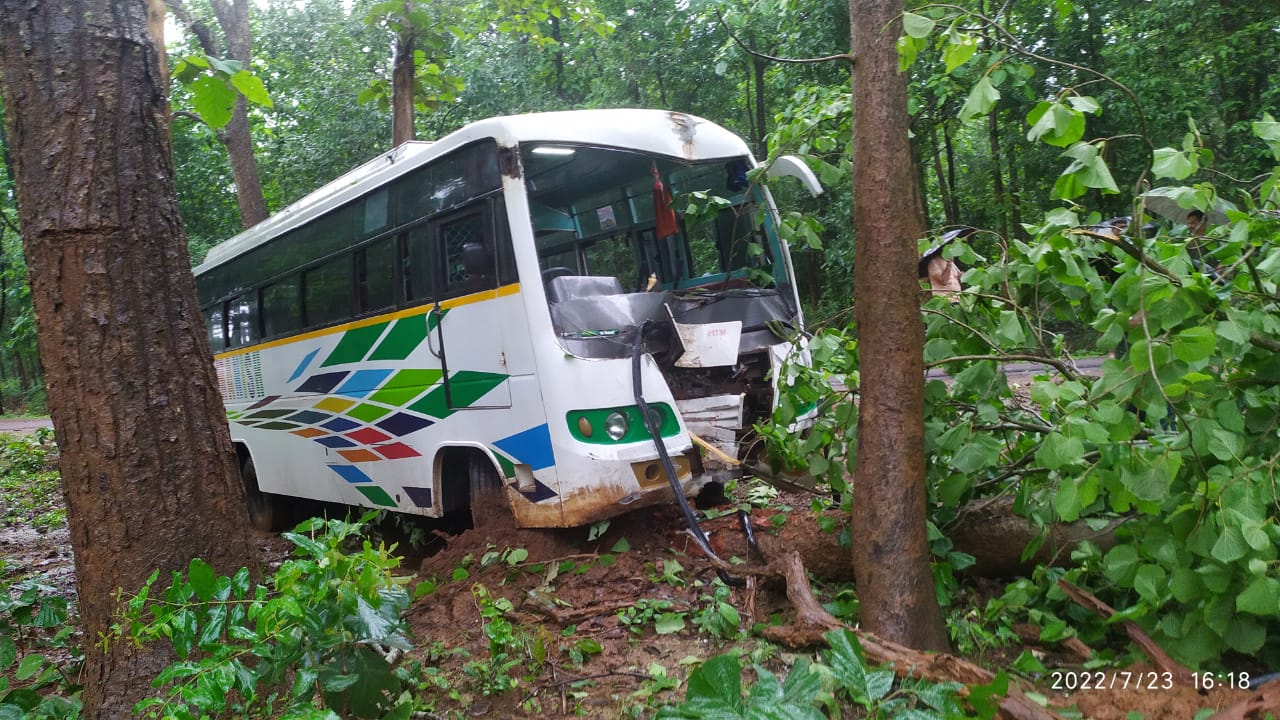 नारायणपुर से दुर्ग आ रही यात्री बस हुई दुर्घटनाग्रस्त, भिलाई की दो महिलाएं हुई घायल, बीएसएफ के बहादुर जवानों ने घायल महिला यात्रियो का तत्काल इलाज कर पहुंचाया अस्पताल