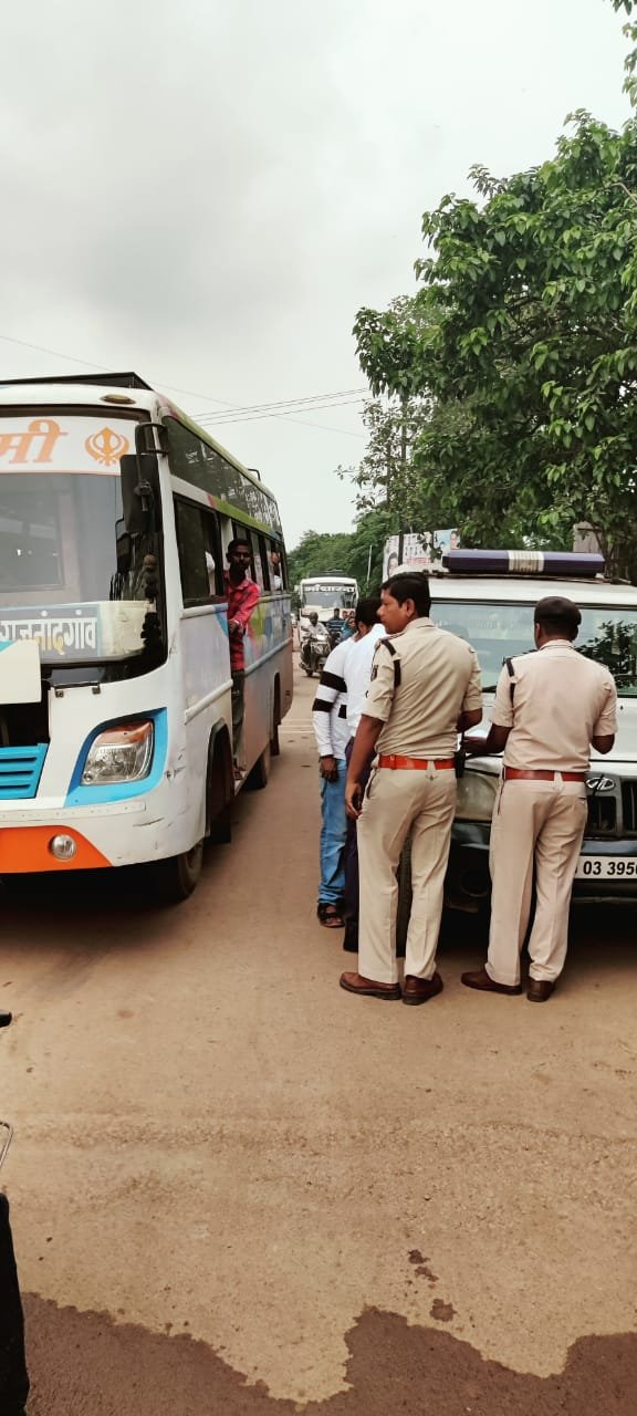 यातायात नियमों को ताक में रख सर्विस रोड पर चलने वाले 7 सवारी बसों का कटा चालान यातायात पुलिस ने  वसूला 3 हजार का समन शुल्क