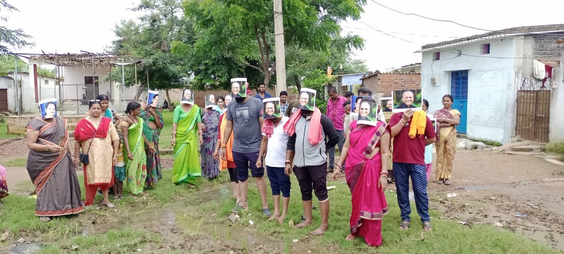 गृह मंत्री ताम्रध्वज का मुखौटा लगा पार्षदों ने कीचड़युक्त सड़क पर की धान रोपाई, विकास कार्यों में पक्षपात का आरोप