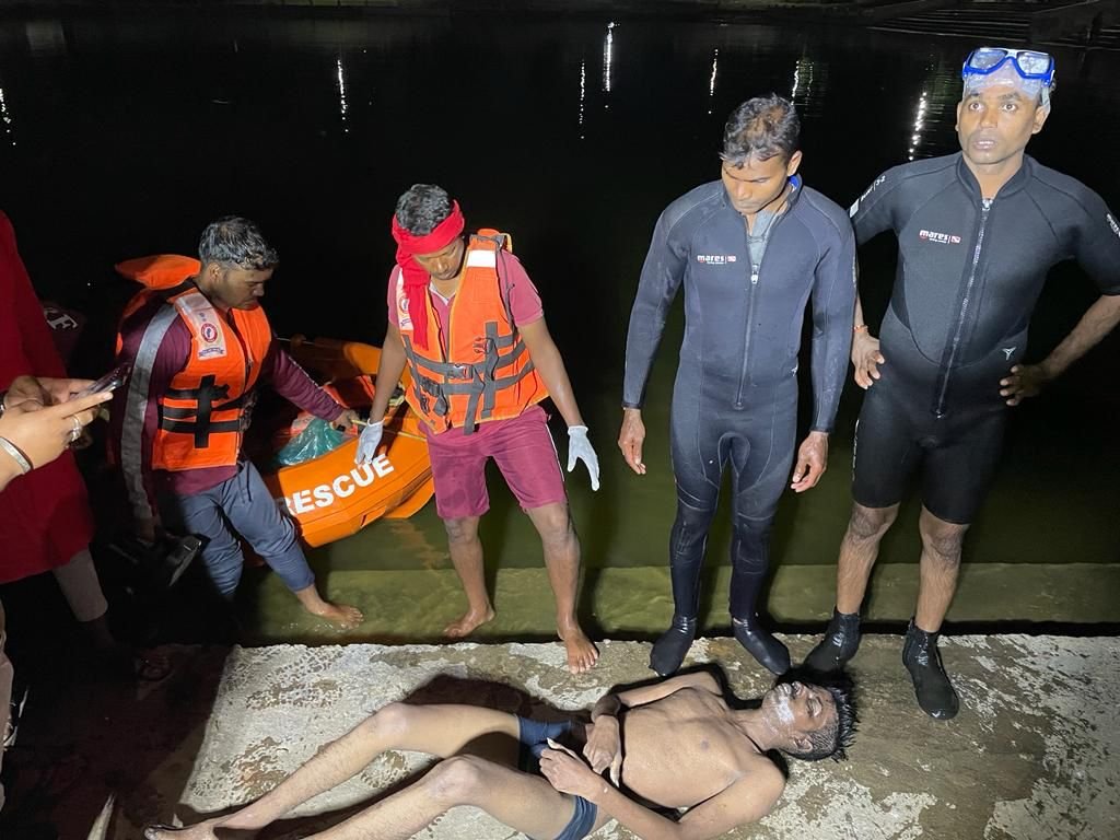 श्रमिक नगर छावनी तालाब पार करने दोस्तों में हो रही थी प्रतिस्पर्धा, बीच तालाब में पहुंच सांस फूलने पर एक युवक डूबा, एसडीआरएफ की टीम ने निकाला शव श्रमिक नगर छावनी तालाब पार करने दोस्तों में हो रही थी प्रतिस्पर्धा, बीच तालाब में पहुंच सांस फूलने पर एक युवक डूबा, एसडीआरएफ की टीम ने निकाला शव