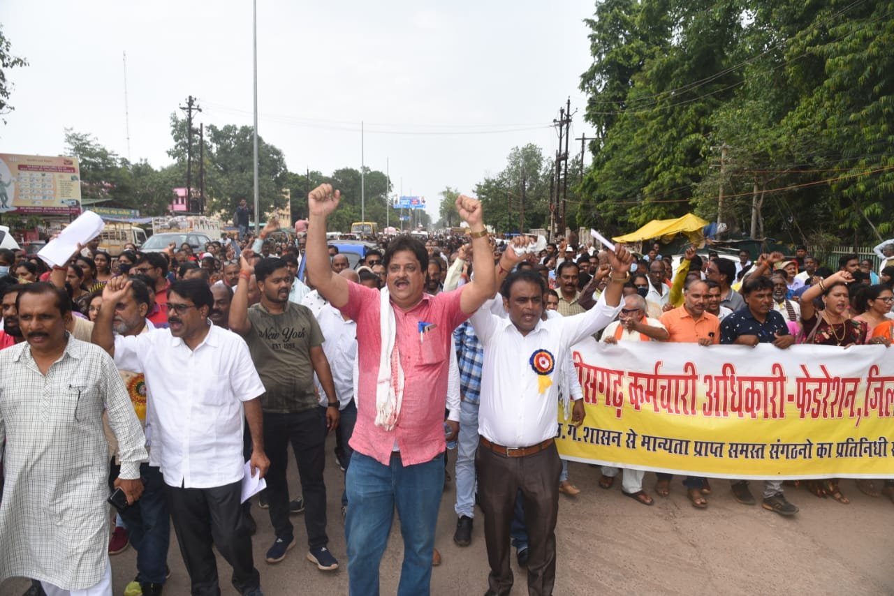 हड़ताल के पांचवे दिन कर्मचारियों ने कहा अगस्त क्रांति के लिए हम तैयार, कर्मचारियों ने विशाल अधिकार महारैली निकालकर राज्य शासन को चेताया