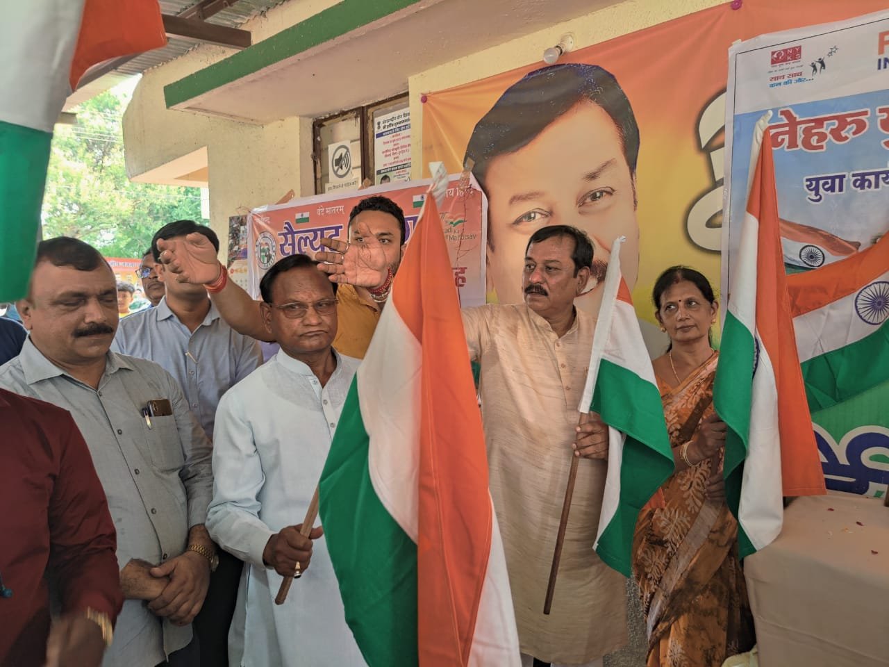 पूरे भारतवर्ष ही नहीं अपितु विदेशों में भी भारतीयों के मन में दिखाई दे रहा है तिरंगे झंडे के लिए सम्मान – बघेल,  नेहरू युवा केंद्र ने सांसद निवास से शुरू किया हर घर तिरंगा अभियान