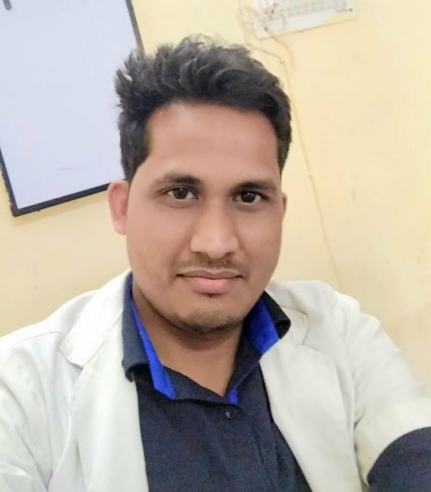 गांव में लोग कहते थे मेडिकल कॉलेज की सीट बहुत कम है तुमसे नहीं हो पाएगा, ओएमआर सीट में कर बैठता था छोटी-छोटी गलतियां, आंसर चेंज होने से नहीं होता था सलेक्शन, चार बार फेल होकर भी सफल होने वाले डॉक्टर संगम की पढे सफलता की कहानी