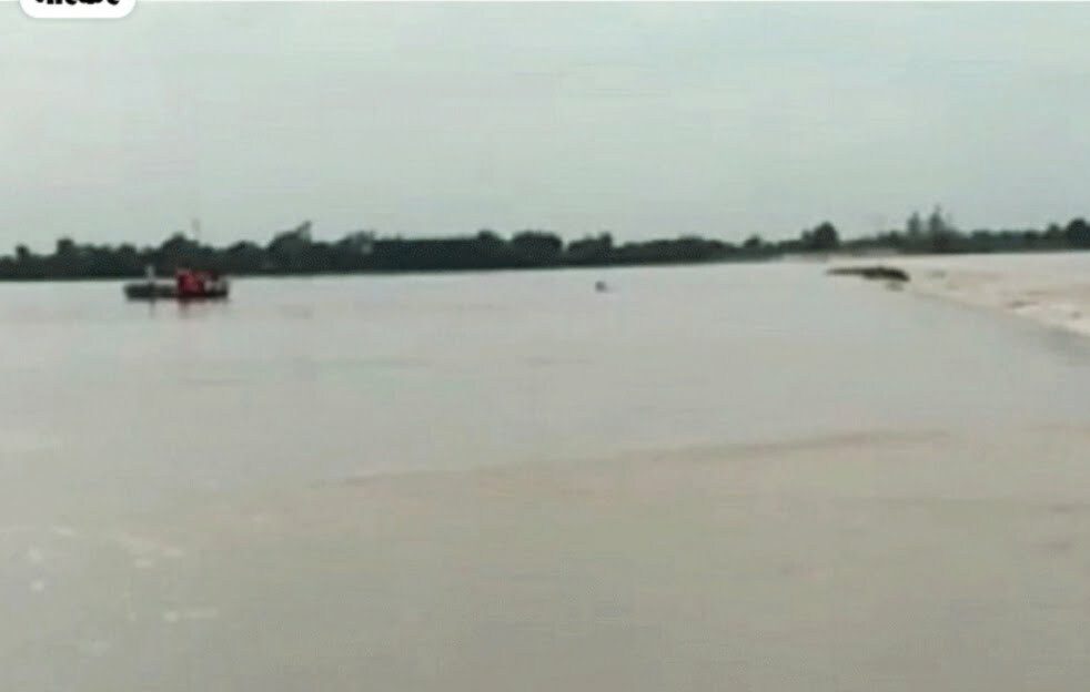 महानदी की बाढ़ में डूबे 7 युवक, 4 को आसपास के लोगों ने निकाला बाहर , एसडीआरएफ की टीम ने घंटों मशक्कत के  एक युवक को बचाया, दो अभी भी लापता