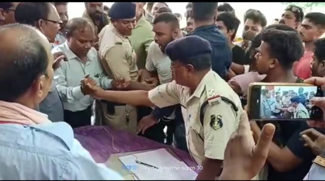 सेक्टर 8 स्थित पूजा स्थल के फेंसिंग पोल हटाने पर एनएसयूआई प्रदेश सचिव व समर्थकों ने टाउनशिप ऑफिस में हल्ला बोला, एजीएम से की हाथापाई, कांच तोड़े, गमले फोड़े, ओए ने की घटना की निंदा, दोनों पक्षों ने भिलाई नगर थाने में की शिकायत