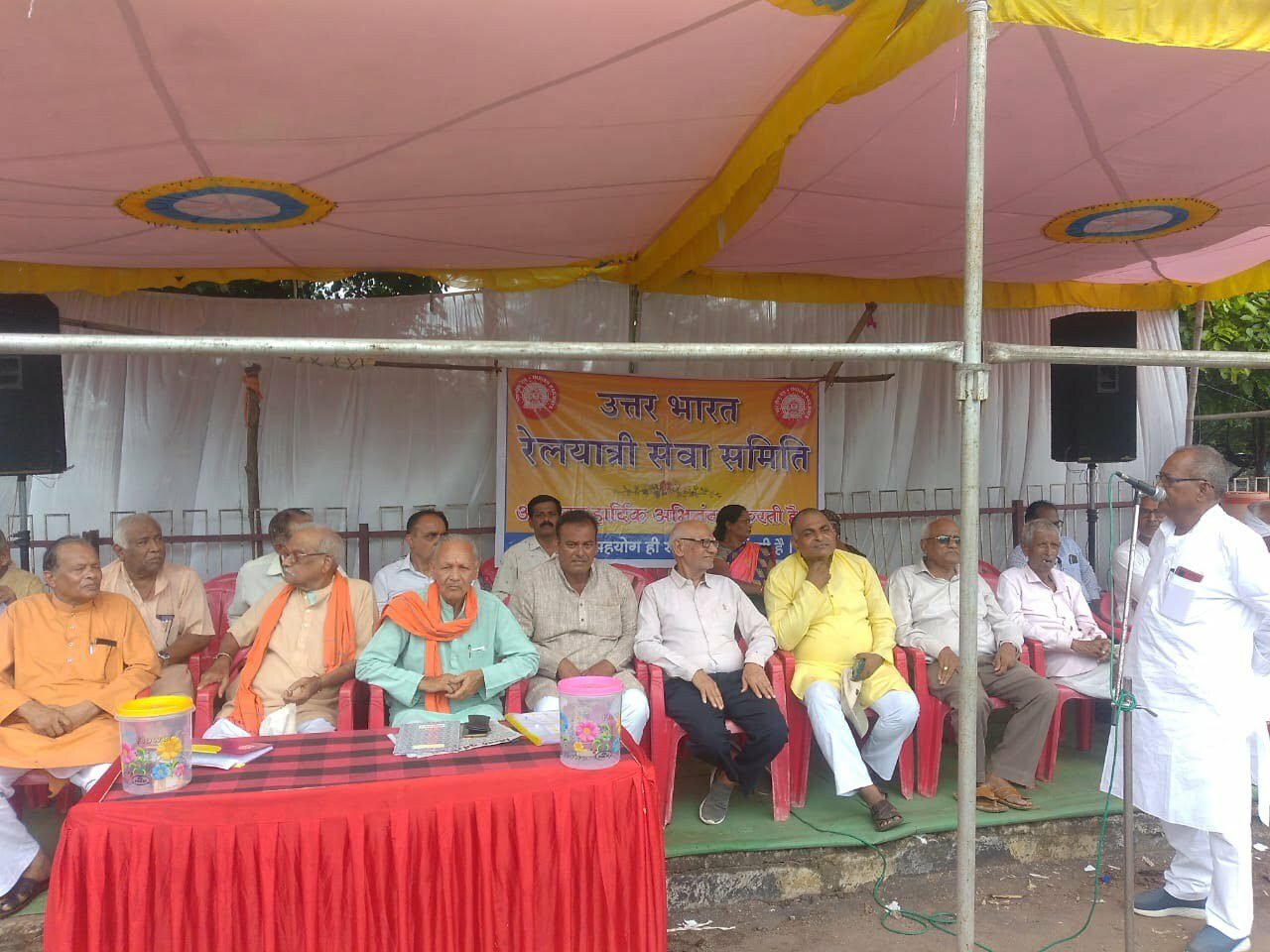 गरीब रथ को प्रतिदिन चलाए जाने सहित 5 सूत्रीय मांगों को लेकर उत्तर भारत रेल सेवा समिति ने किया धरना प्रदर्शन