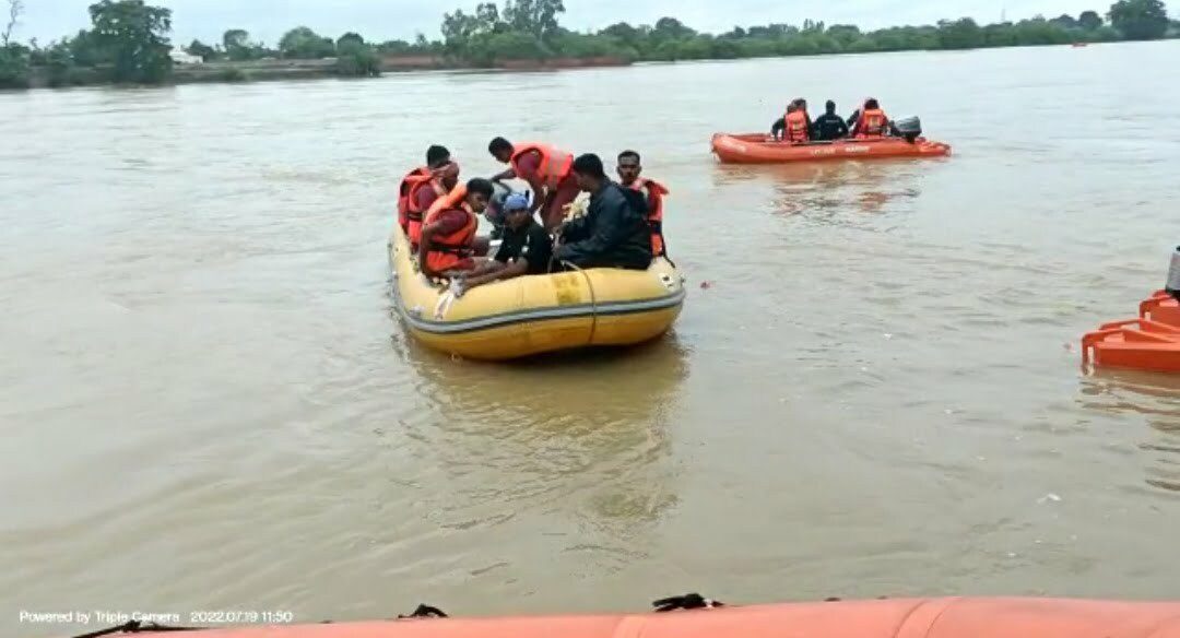शिवनाथ नदी में वाहन डूबने की घटना को गुजरे 48 घंटे, एनडीआरएफ ने शुरू किया सर्च अभियान, डीप डाइवर 40 फीट गहरे पानी में लगा रहे गोता, एसपी ने बोट में सवार होकर किया मुआयना