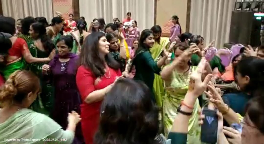 सावन महोत्सव में थिरकी राज्यसभा सांसद, मोना सेन के गीतों ने बांधा समां, हुई मनोरंजक एवं रोमांचक प्रतियोगिताएं, सोलह सिंगार कर लगाई मेहंदी महिलाओं ने